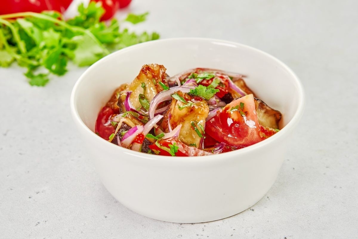 Салат из баклажанов фри со сладким соусом чили