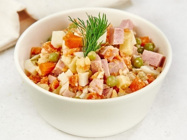 Салат Оливье с ветчиной