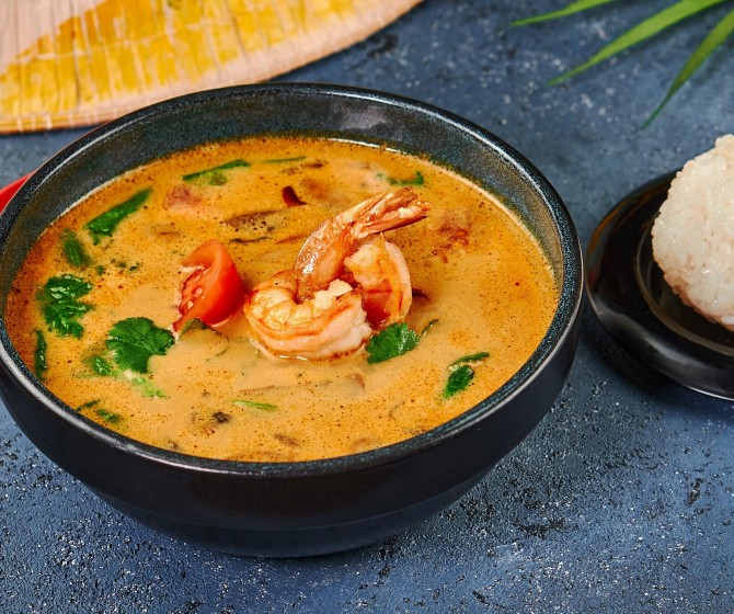 Суп Том Ям с тигровыми креветками карри