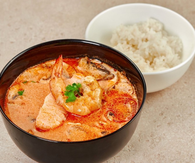 Том Ям с креветками и лососем карри