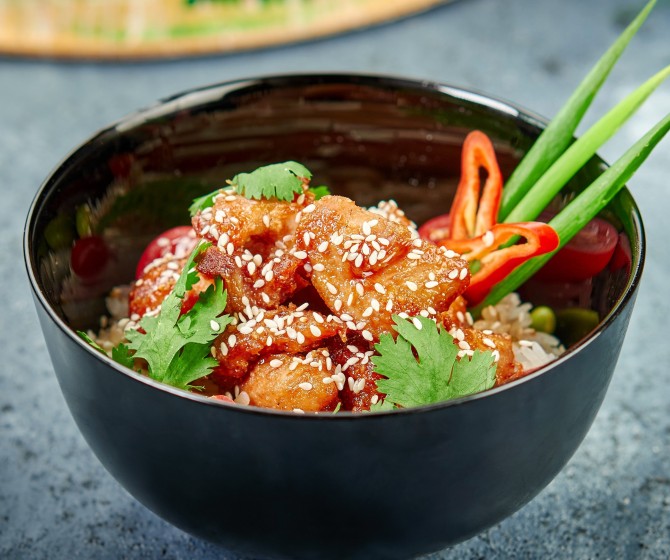 Горячий боул с курицей Карааге