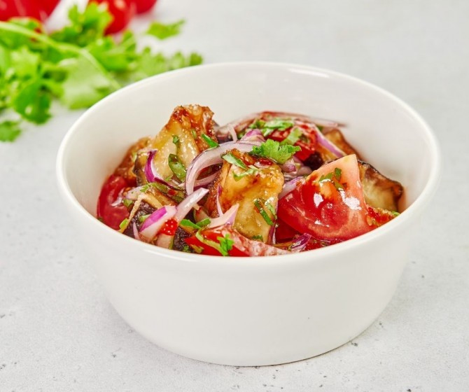 Салат из баклажанов фри со сладким соусом чили