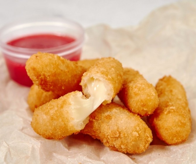 Жаренная моцарелла с джемом из красной смородины