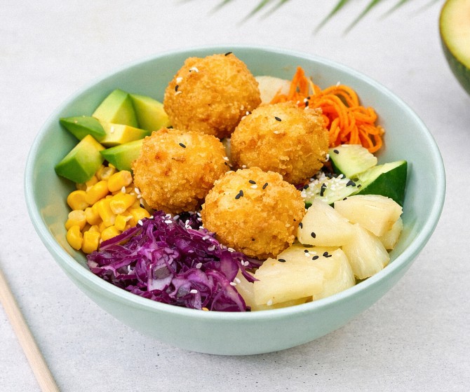 Поке с тофу и соусом Карааге