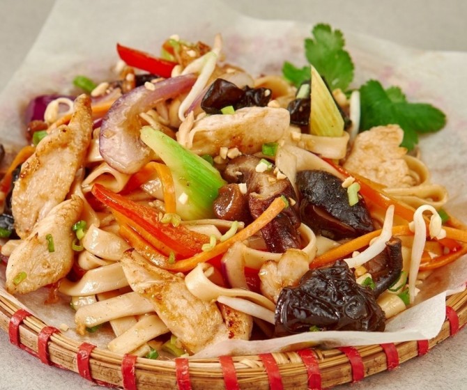 Удон с курицей в соусе терияки