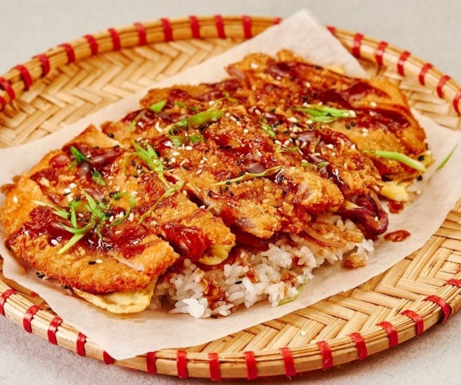 Кацудон с яйцом и соусом Тонкацу