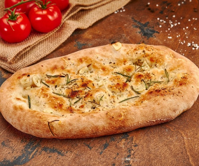 Фокачча с розмарином и пармезаном