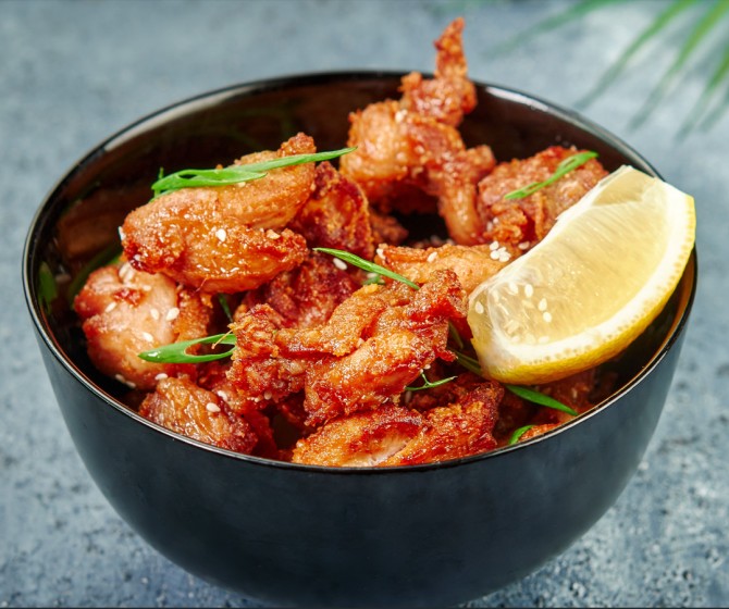Куриные бедрышки карааге с имбирным соусом Черный перец
