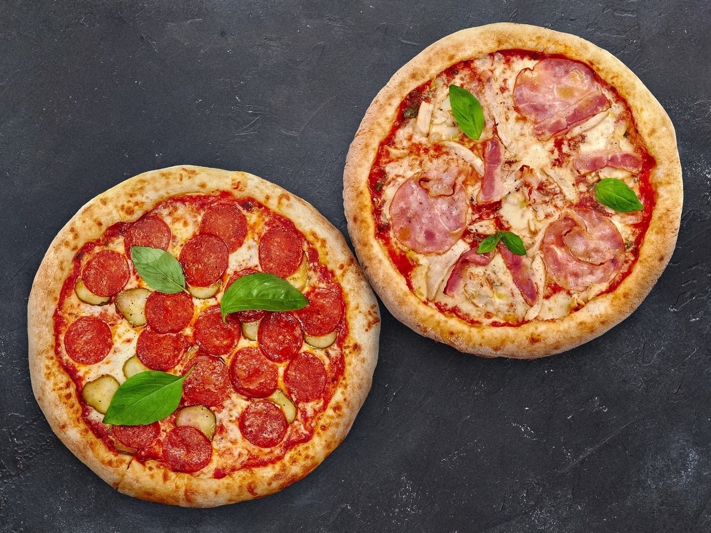 КОМБО 2 пиццы 23см: Пепперони по-деревенски + Бекон, курица, ветчина