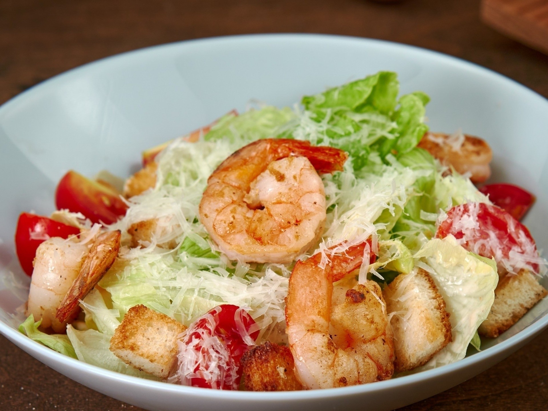 Салат Цезарь с тигровыми креветками