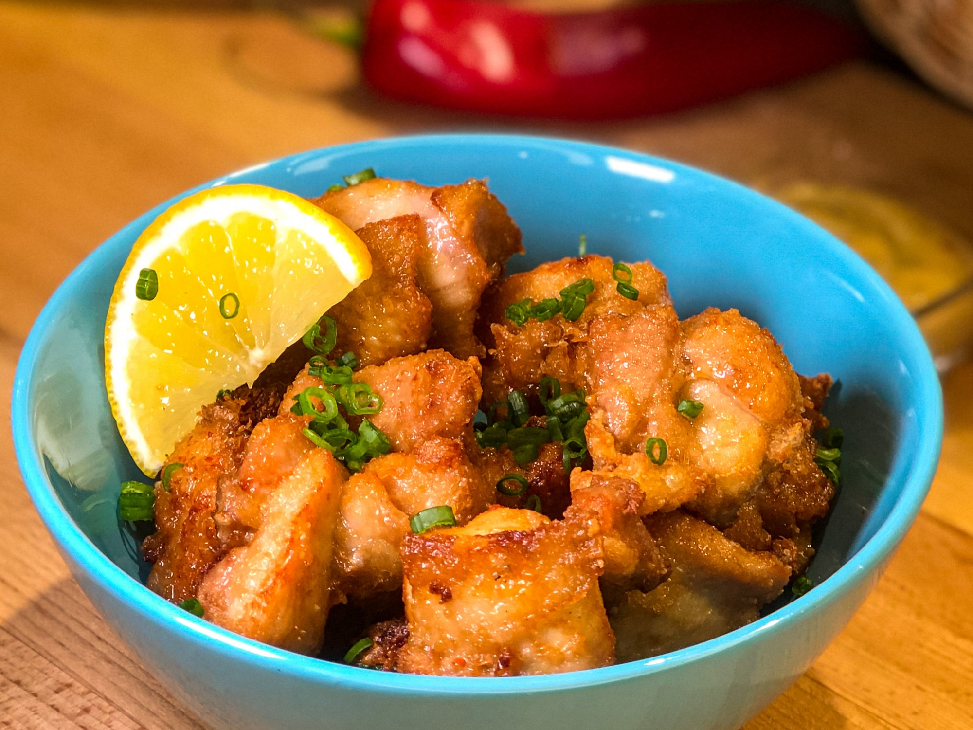 Куриные бедрышки карааге с имбирным соусом Черный перец