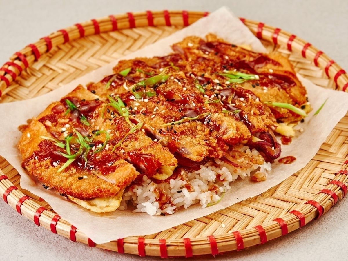 Кацудон с яйцом и соусом Тонкацу