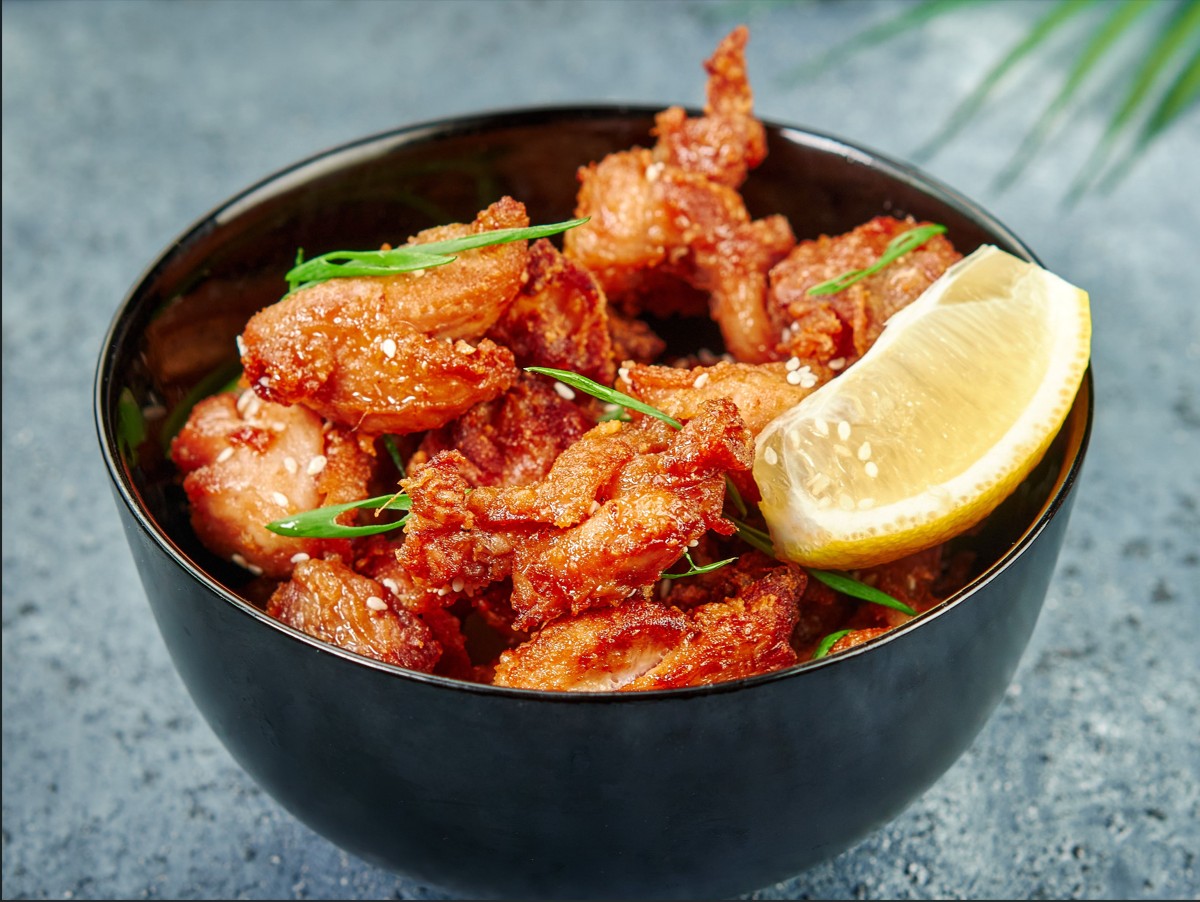 Куриные бедрышки карааге с имбирным соусом Черный перец