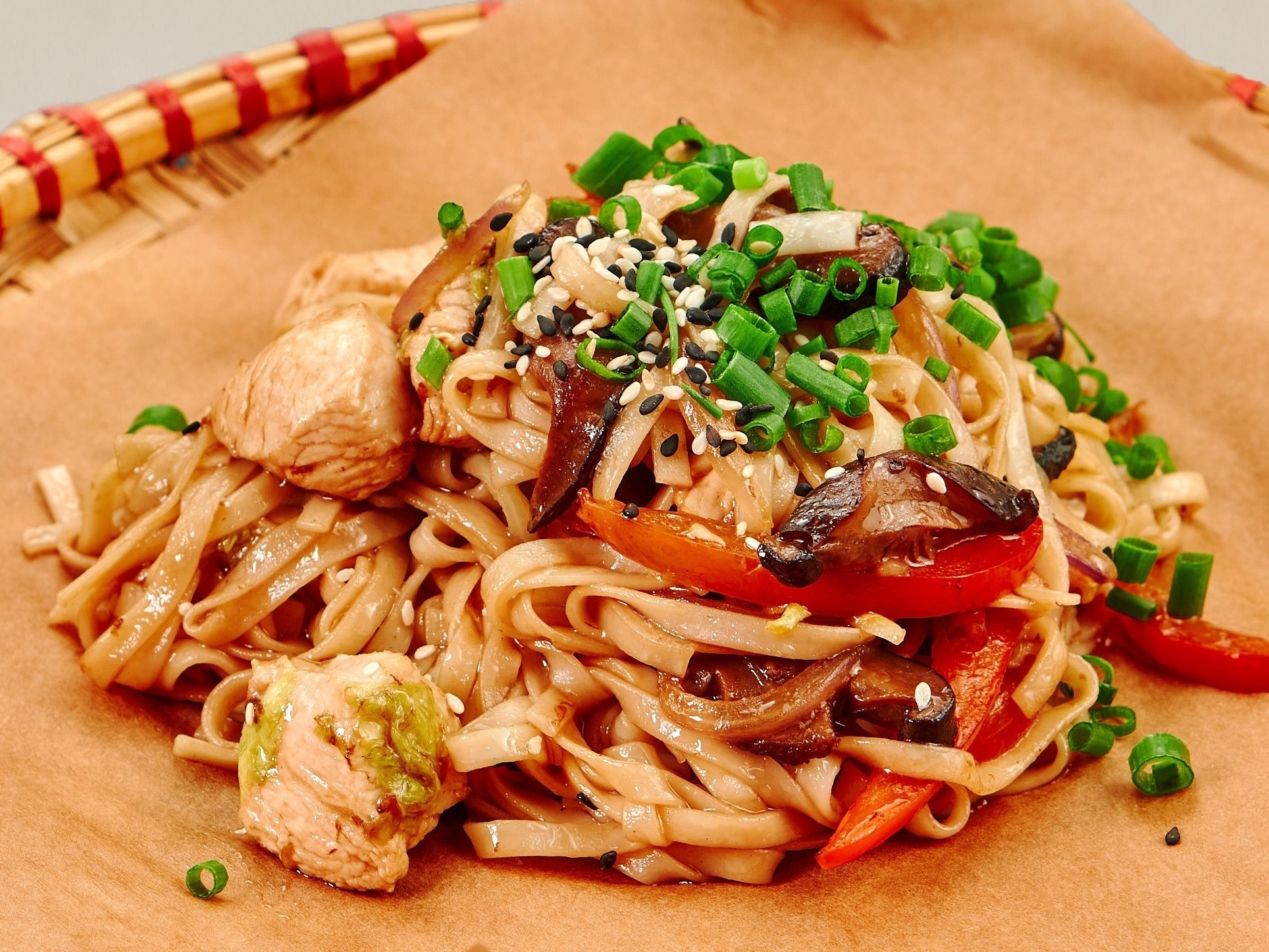 Удон с сезонными овощами и грибами шиитаке