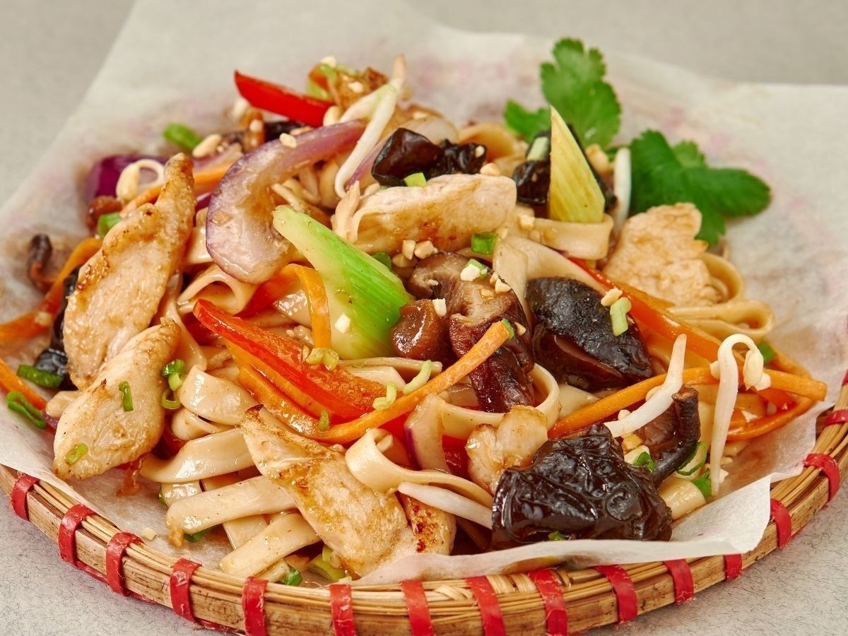 Удон с курицей в соусе терияки