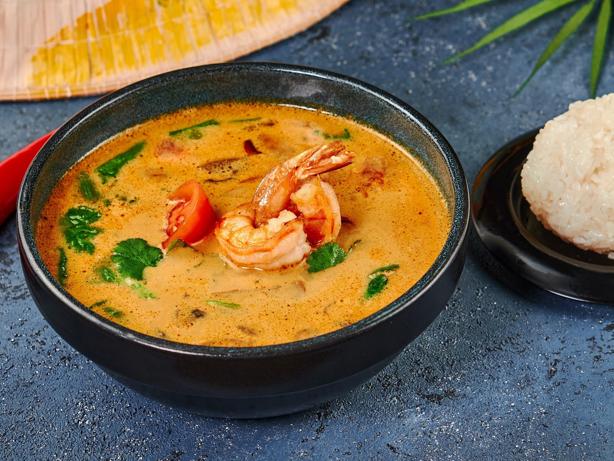 Суп Том Ям с тигровыми креветками карри