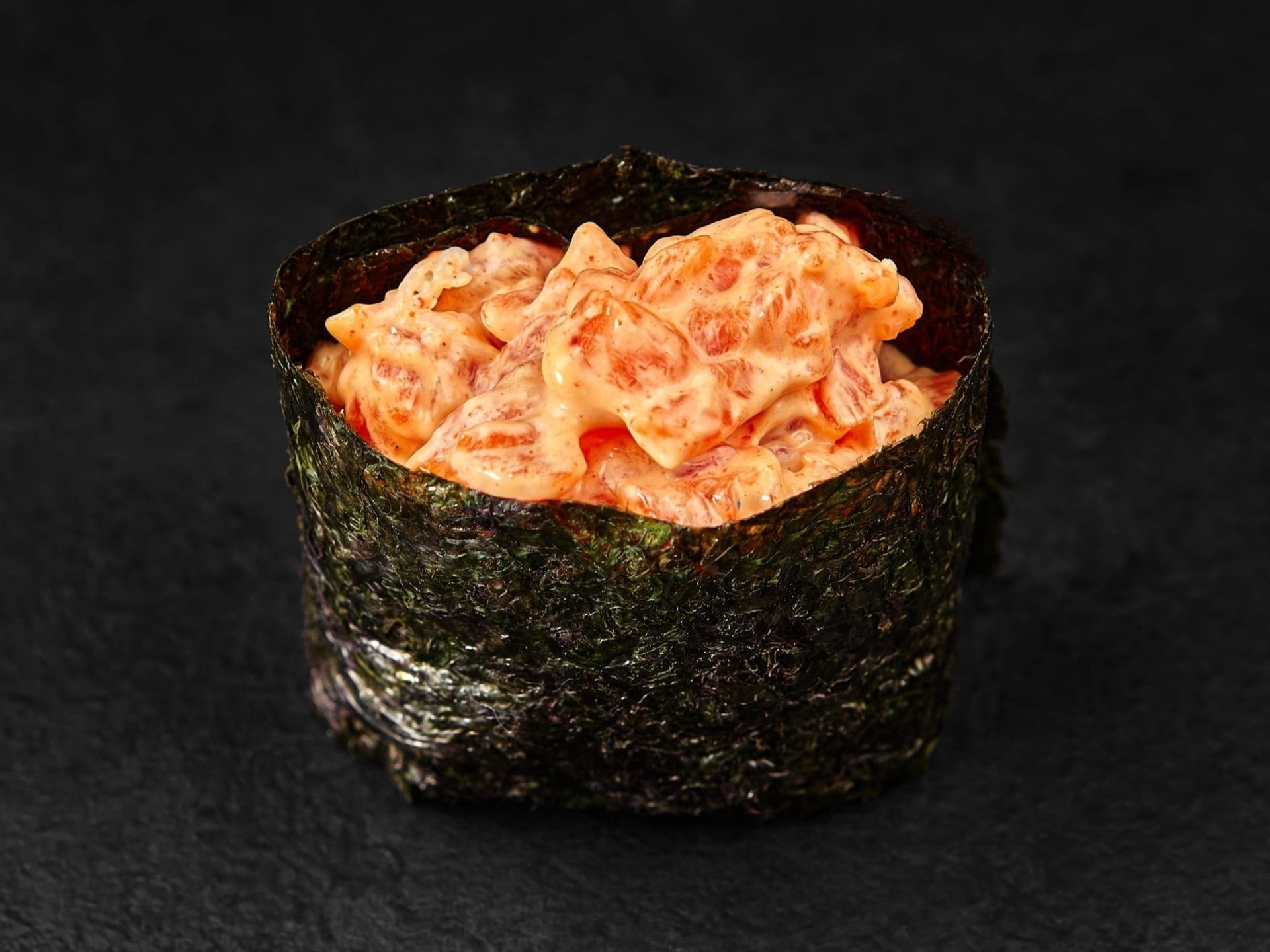 Гункан с лососем