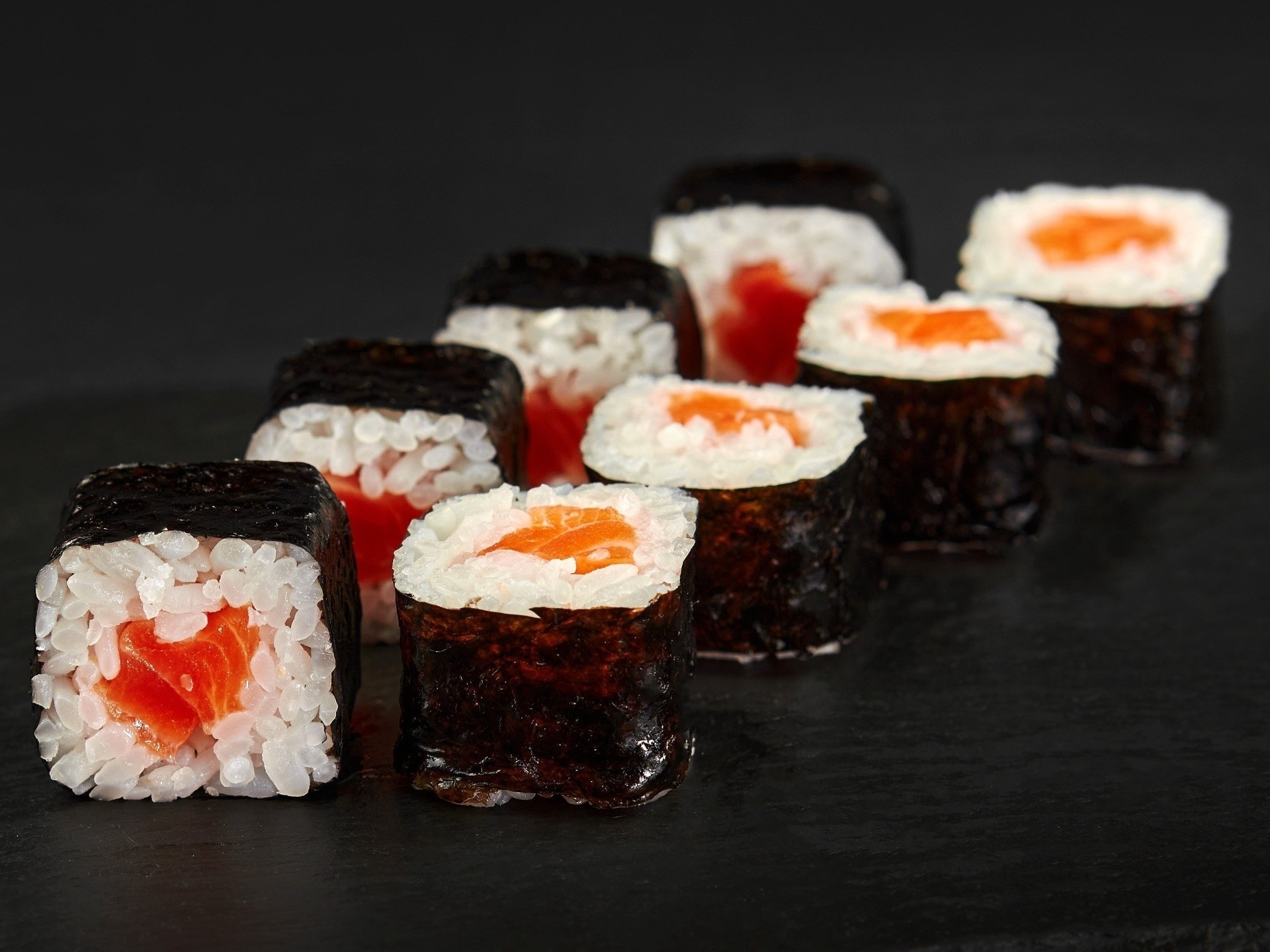 Маки с лососем