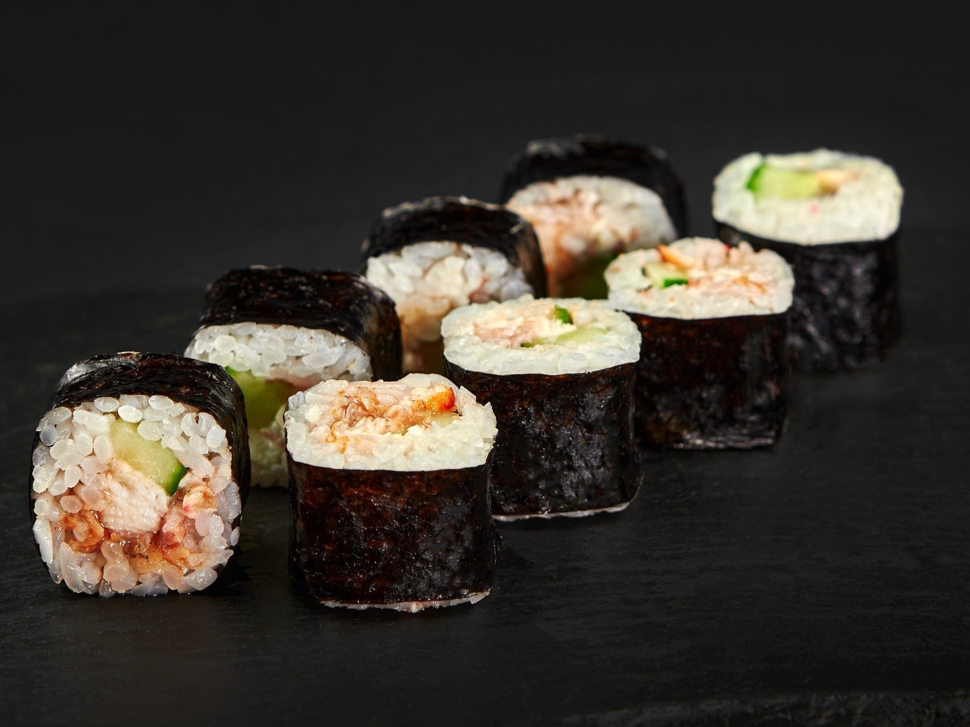 Маки с угрем