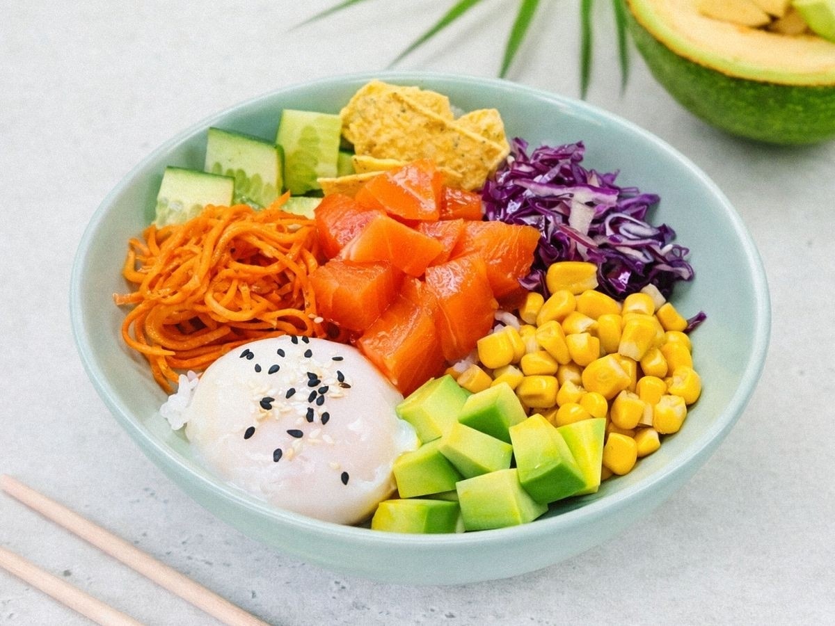 Поке с лососем и соусом Спайс