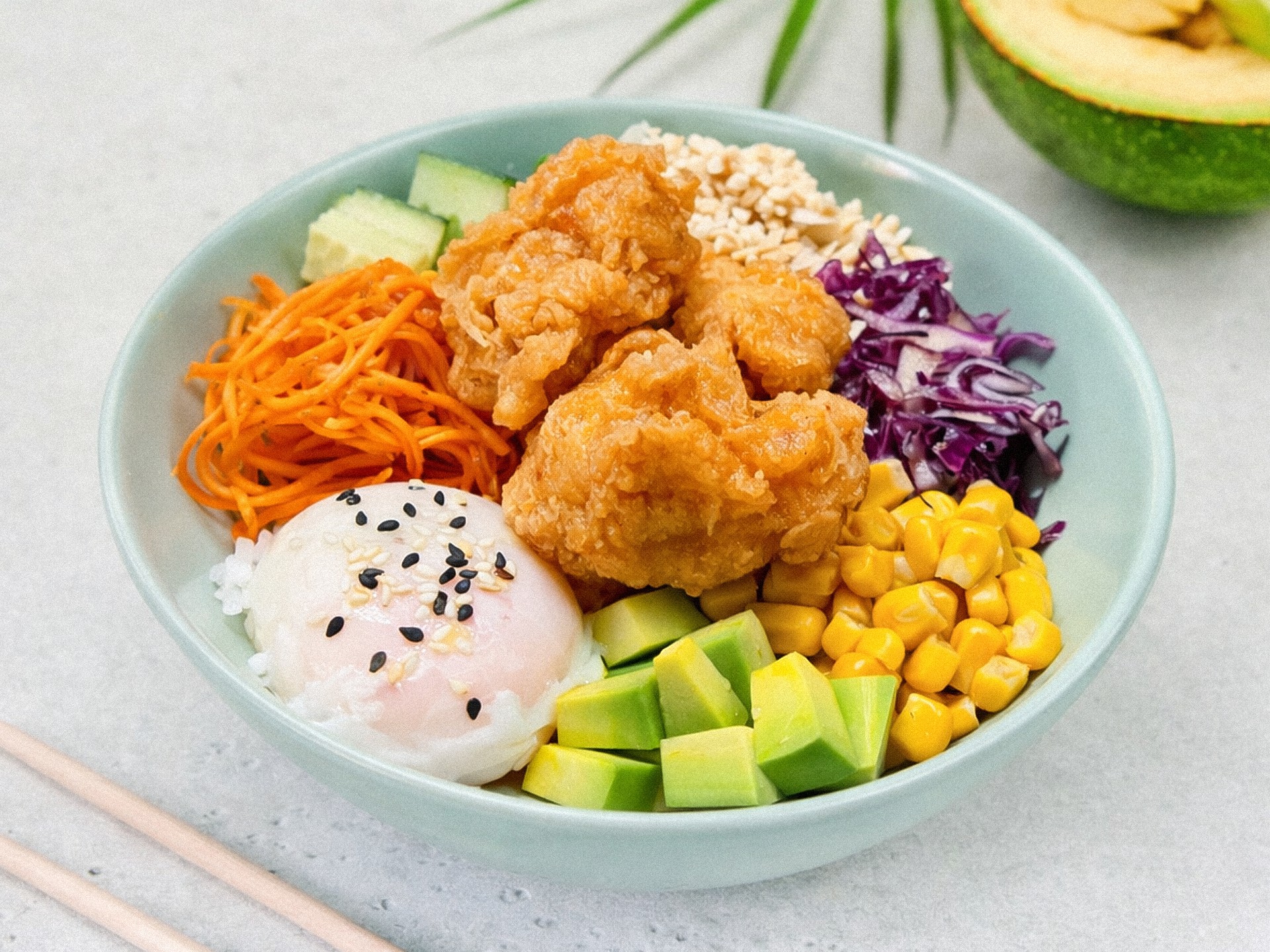 Поке с курицей и соусом Спайс